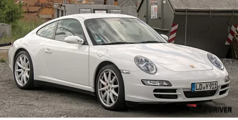 White Porsche 911 (997)