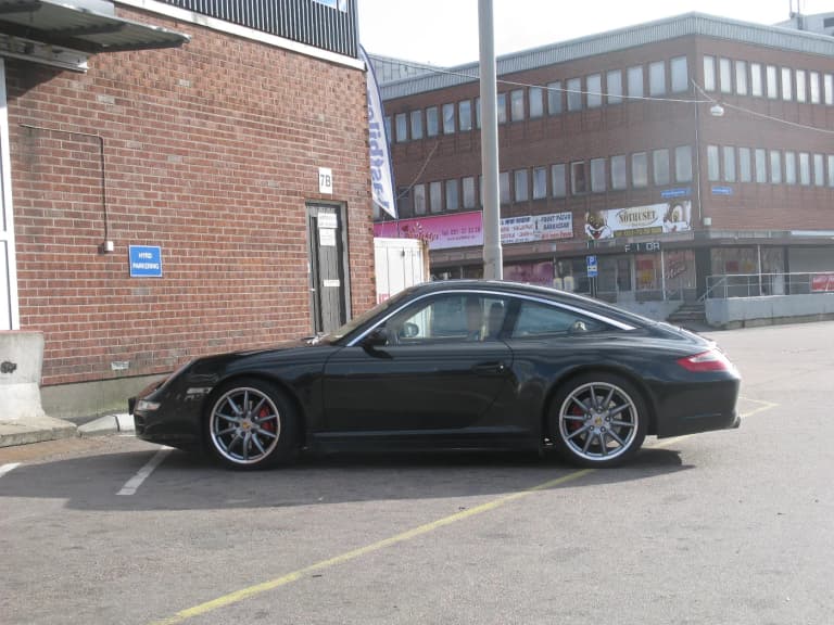 Black Porsche 911 (997) Targa, side view