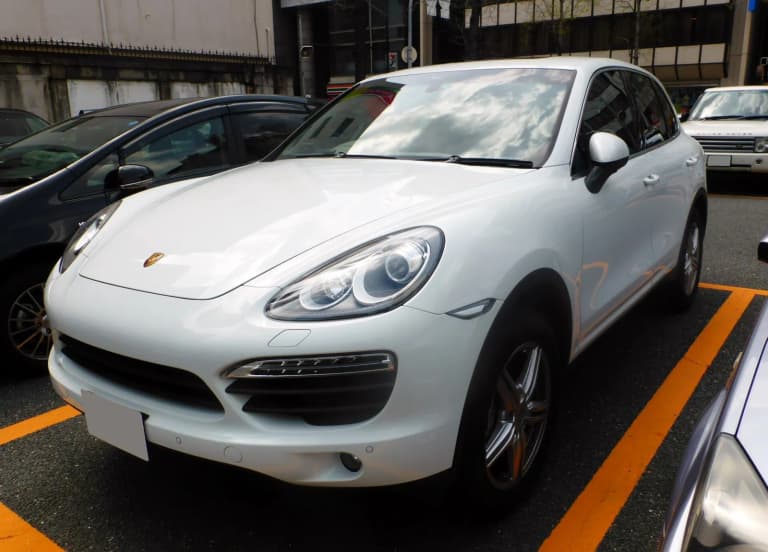 White Porsche Cayenne S from the 958 generation, seen from the front.