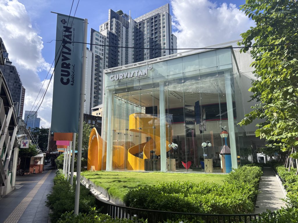 Curvistan Bangkok – A Unique Porsche Cafe in Thailand
