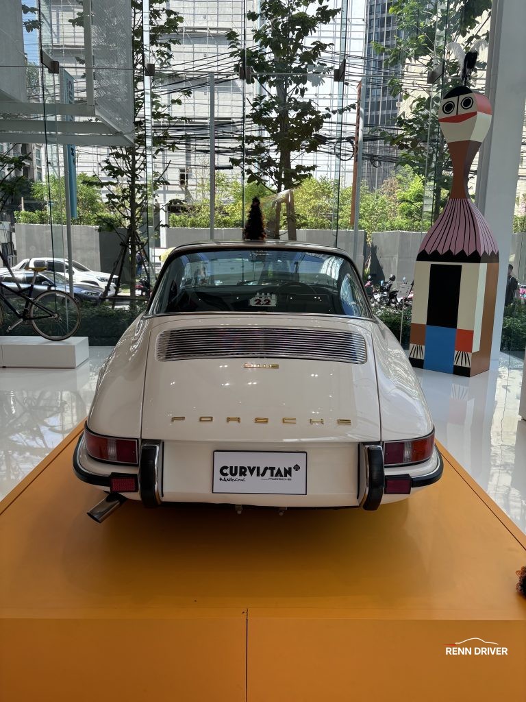 Rear of white 919E Porsche