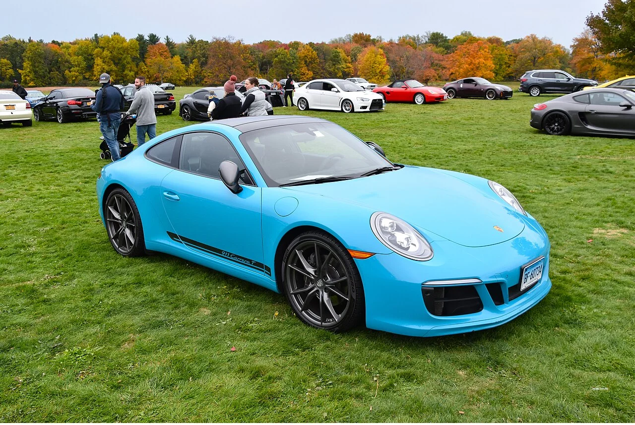 Miami Blue Porsche 991.2 Carrera T with side stripe