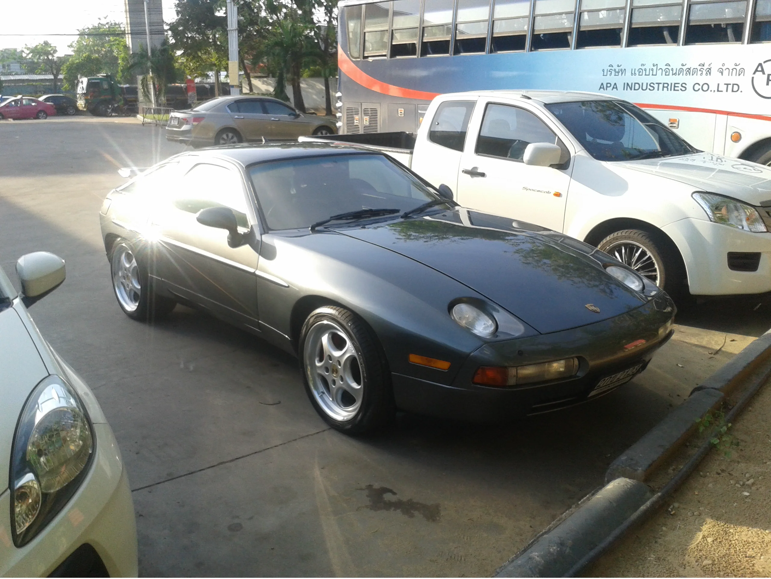 Porsche 928 GTS parked in a Bangkok lot