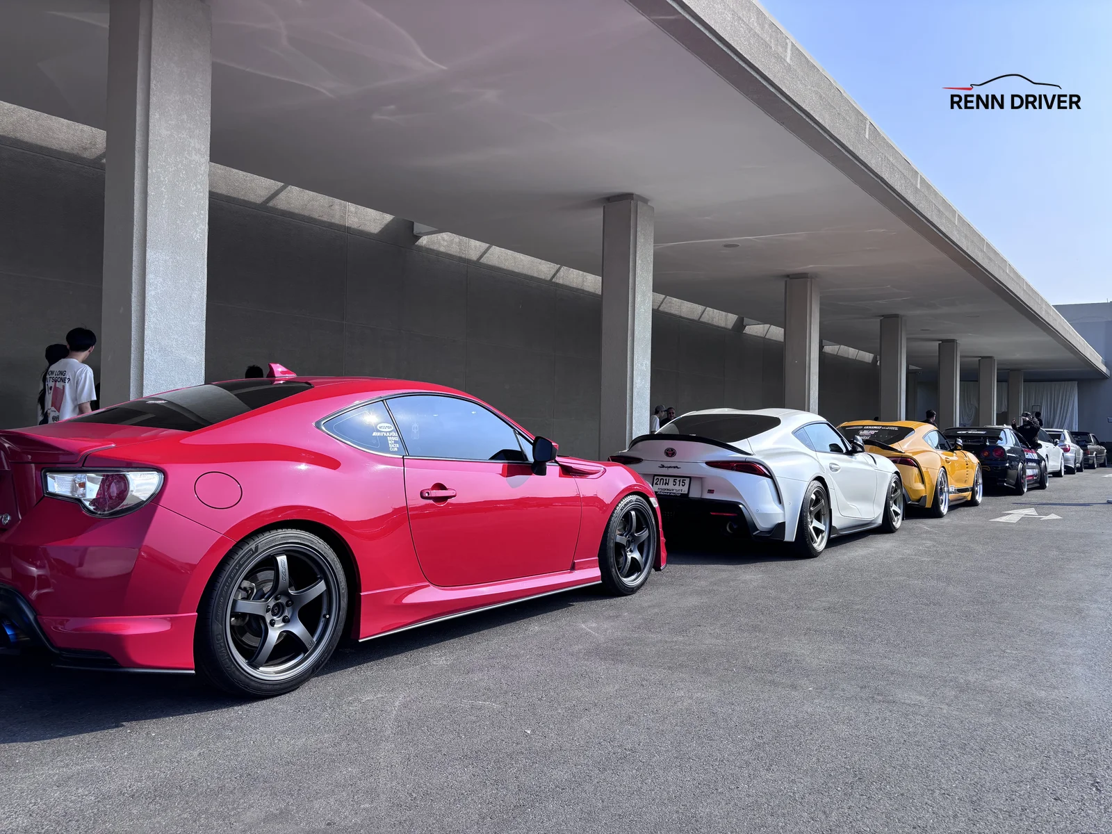 Pink Toyota 86 and white Toyota Supra lineup