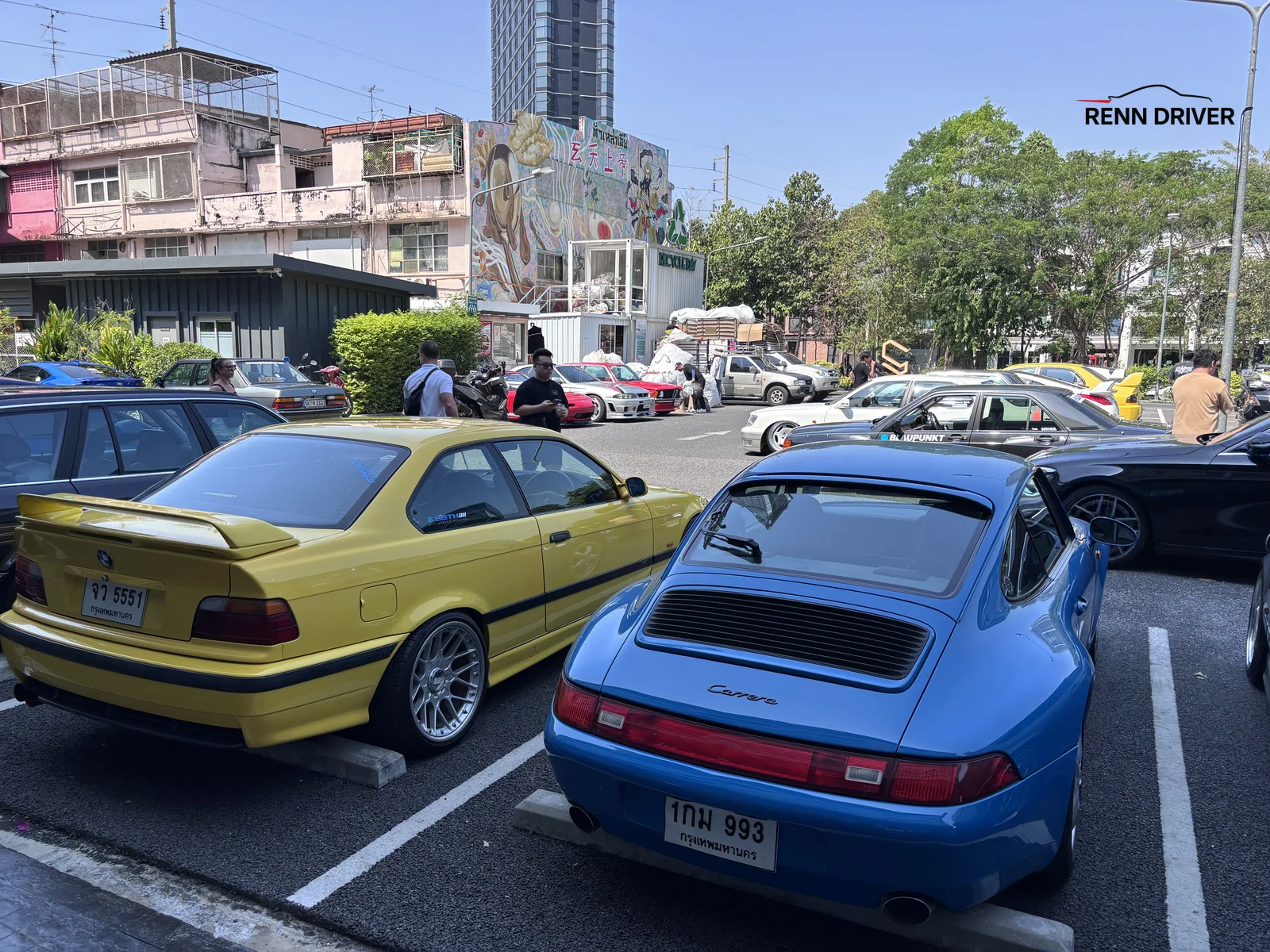Blue Porsche 993 and yellow BMW E36