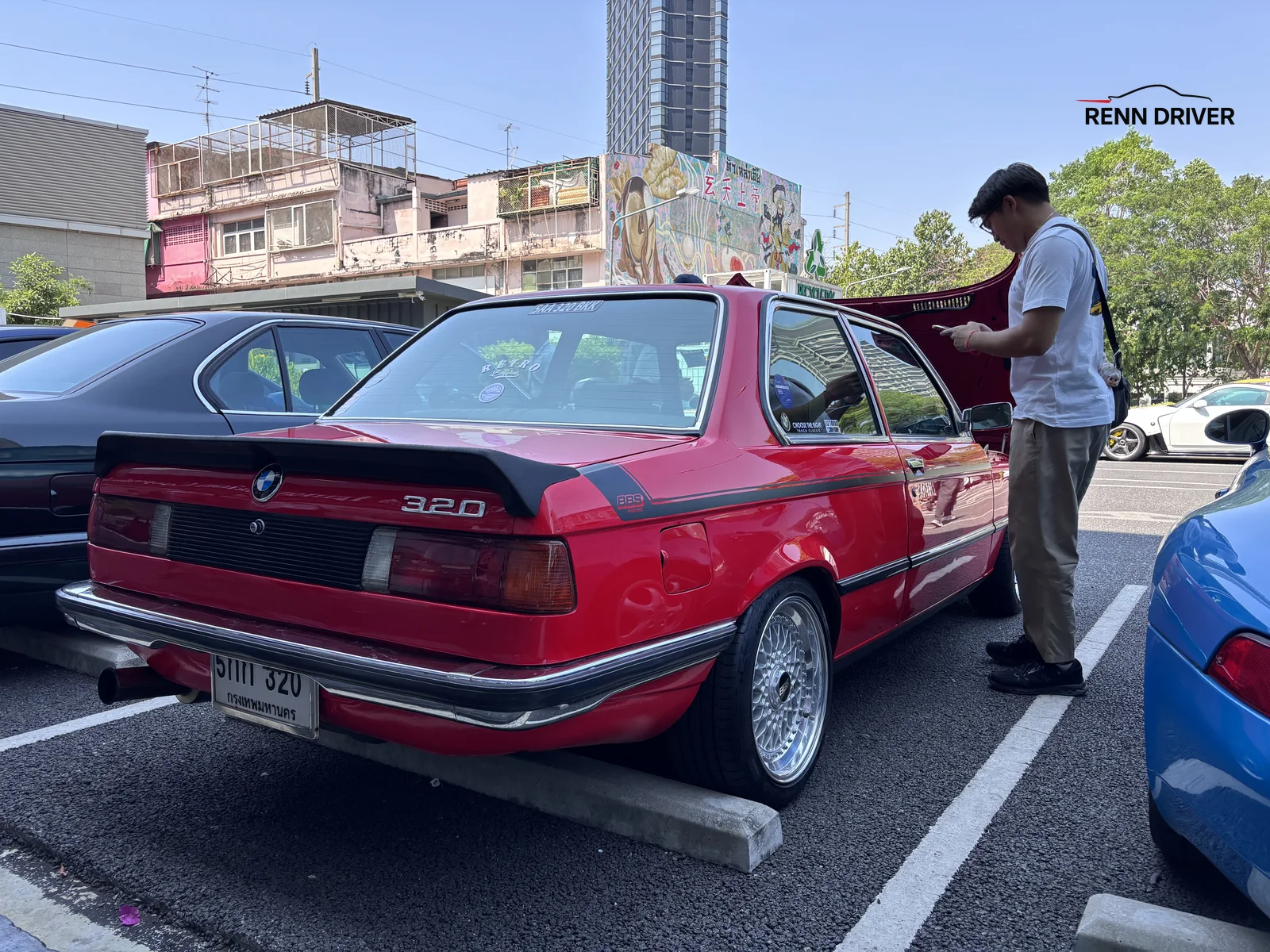 Red BMW E21 320 with blue Porsche 964