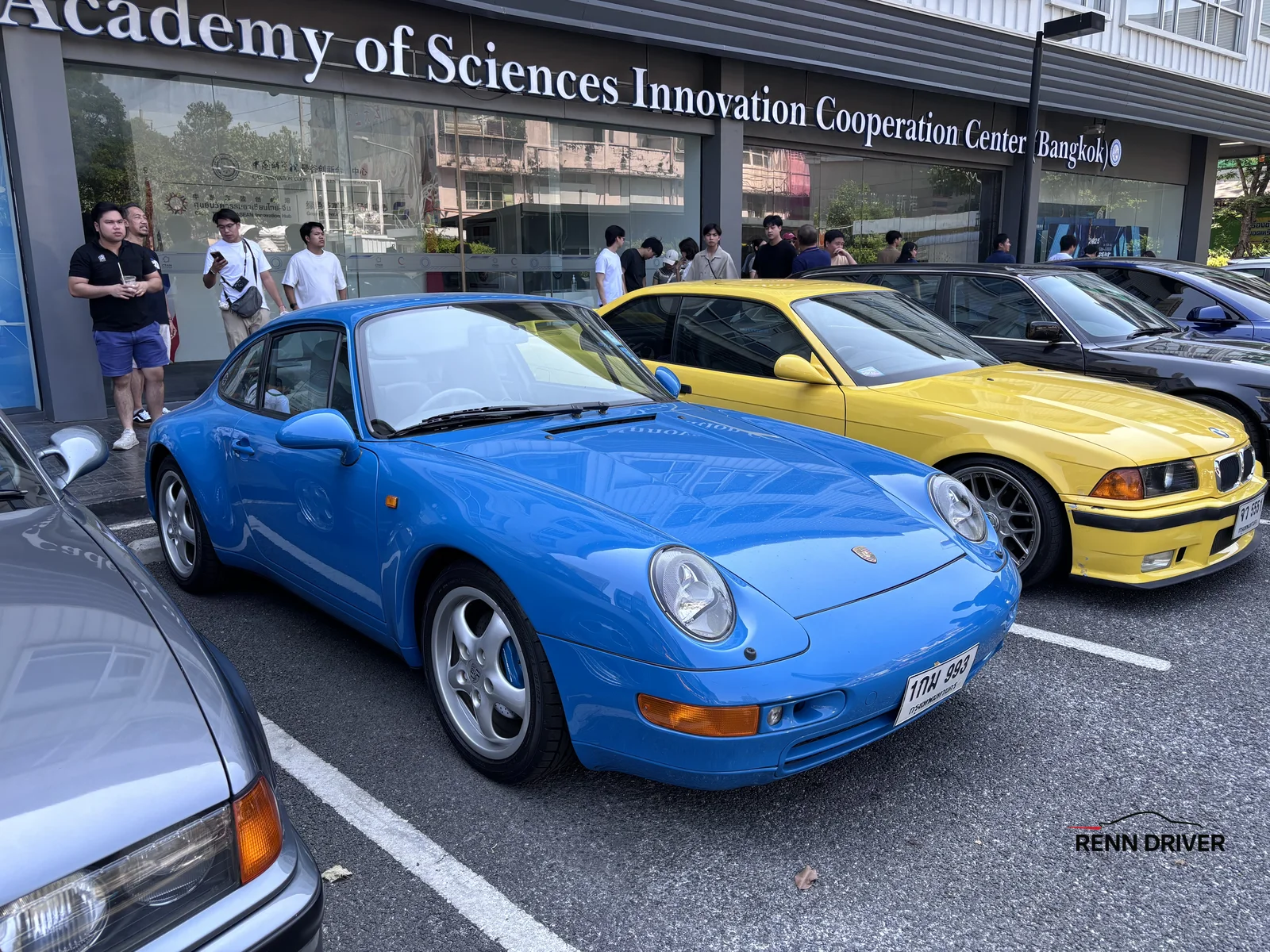 Blue Porsche 993 Carrera next to yellow BMW E36 M3