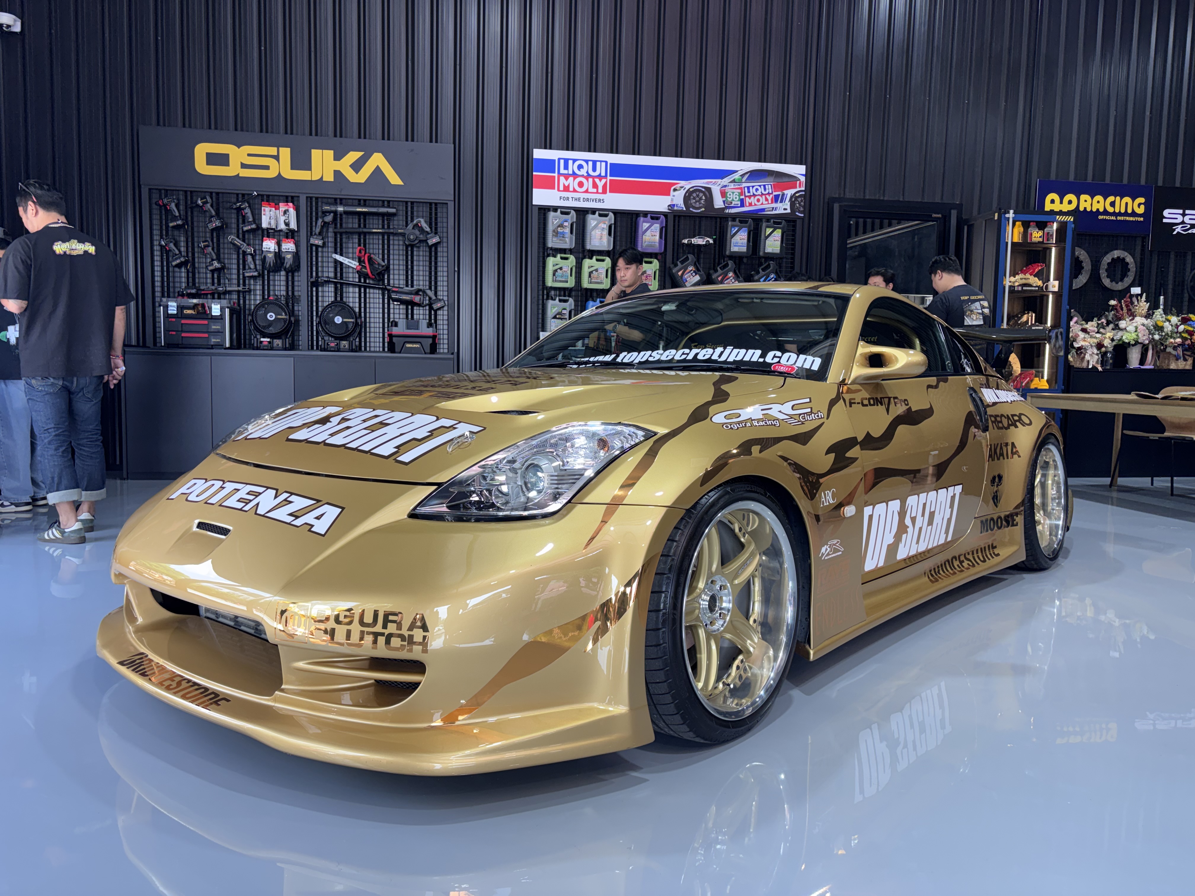 Front view of gold Top Secret 350Z with Potenza and Osuka livery